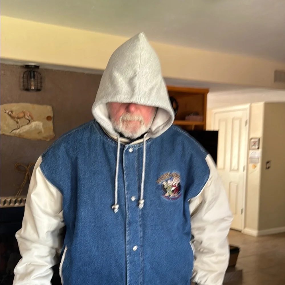 Detachable hood, this coat is in great shape! - Picture 7 of 8